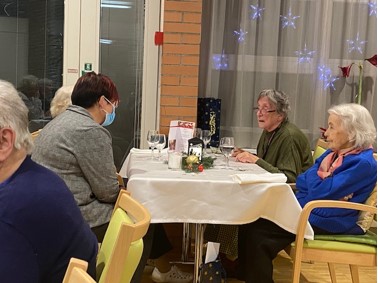 Frau Frieda Mathis im persönlichen Kontakt von Tisch zu Tisch
